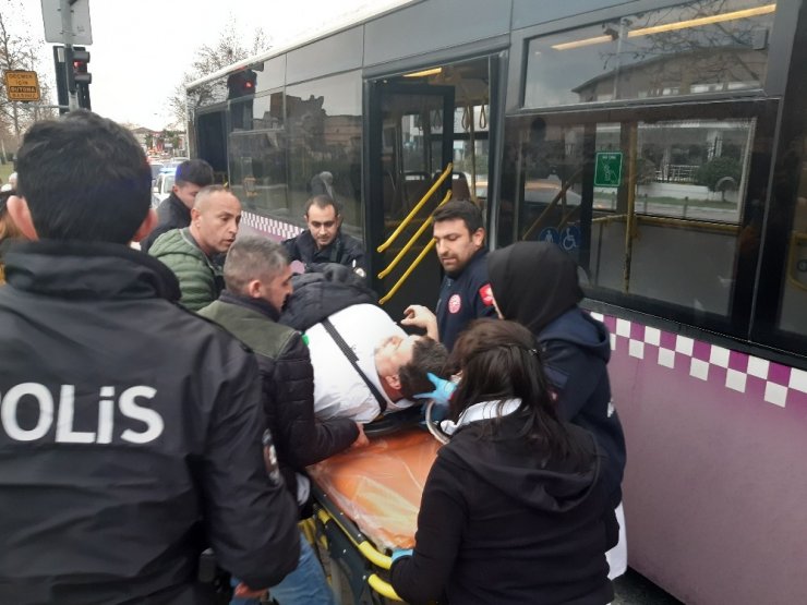 Zeytinburnu’nda durakta otobüs bir başka otobüse çarptı: 15 yaralı