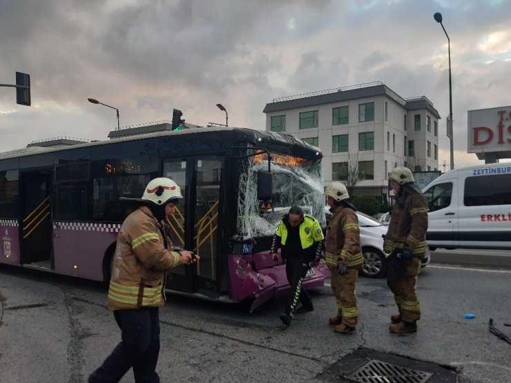 Zeytinburnu’nda durakta otobüs bir başka otobüse çarptı: 15 yaralı