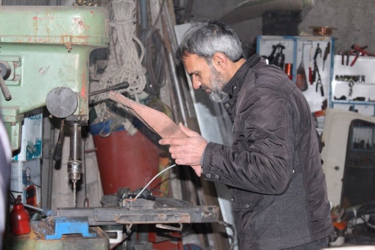 Baba oğul kafa kafaya verip paletli araç yaptılar