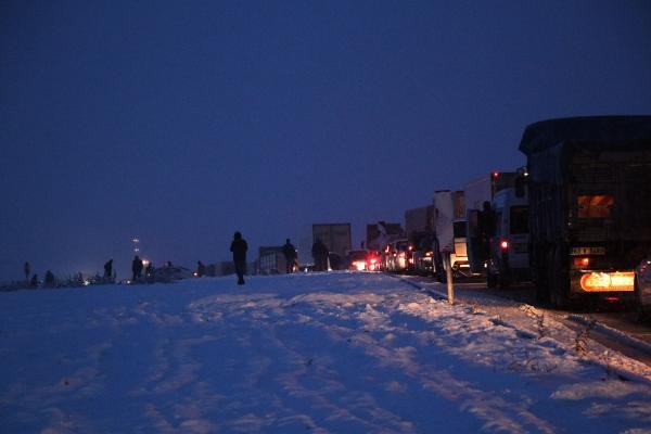 Diyarbakır- Şanlıurfa karayolu kardan kapandı