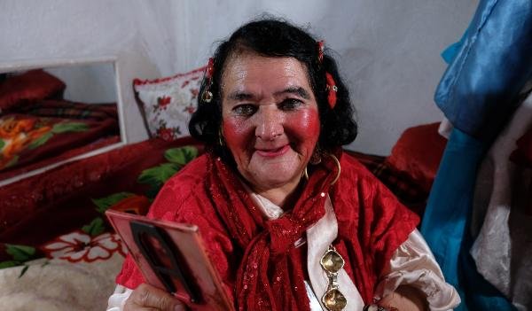 'Kırmızılı kadın' Sultan Özcan: Kadınlar aşık olarak evlensin