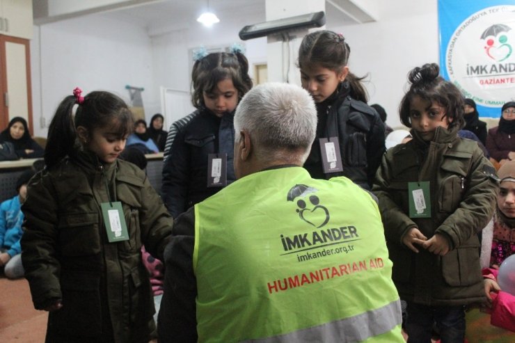 İmkander’den Suriyeli yetimlere mont ve ayakkabı yardımı