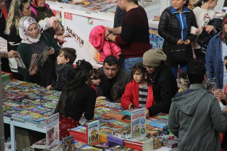 Adanalıların kitap aşkı kuyruk oluşturdu