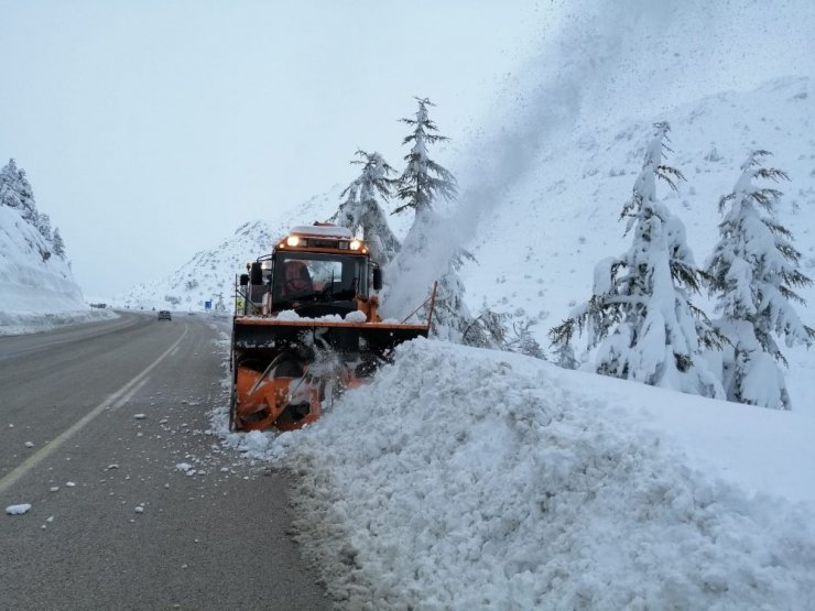 Konya Antalya Karayolunda kar temizliği devam ediyor
