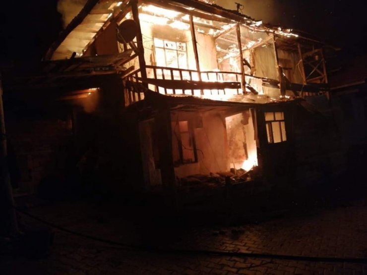 2 katlı ev yangında kül oldu