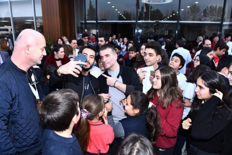 Ahmet Kural ve Murat Cemcir’den İzmirli öğrencilere karne sürprizi
