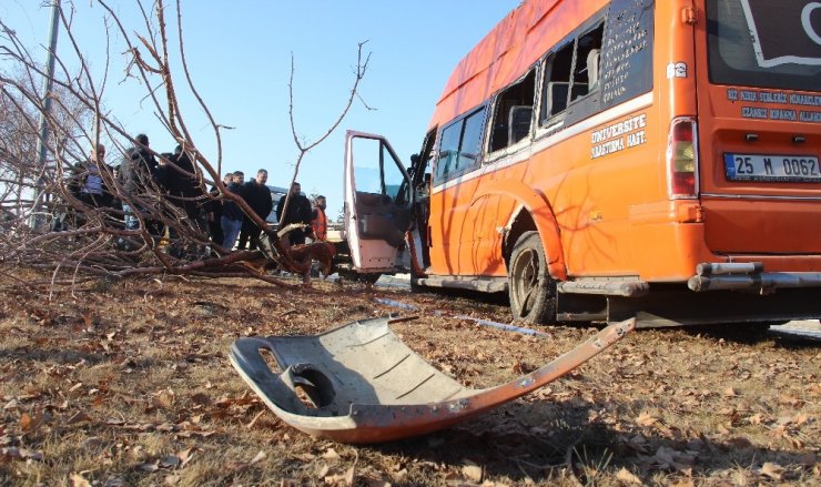 Makas atmak isteyen otomobilin çarptığı minibüs kaza yaptı: 11 yaralı