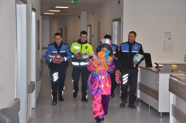 Hastanede tedavi gören öğrencilere polisten karne sürprizi