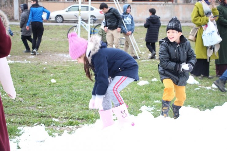 Öğrencilere karne hediyesi olarak dağdan kar taşıdılar