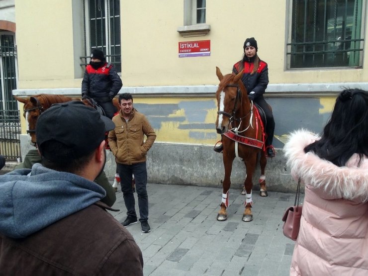 İstiklal Caddesi’nde atlı polislerin geçidi turistlerden büyük ilgi gördü