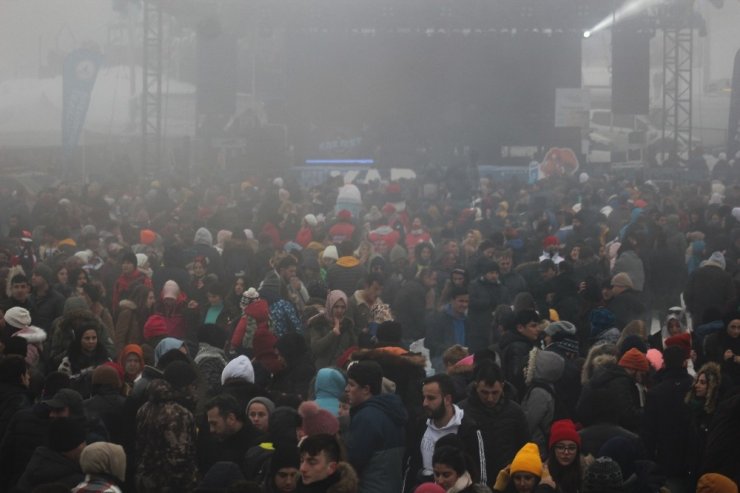Kartepe’deki kar festivaline vatandaşlar akın etti