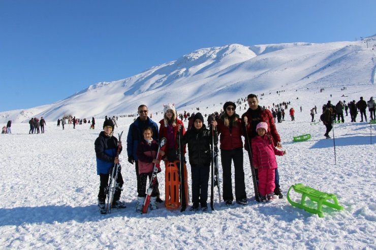 Elazığ’da kayak merkezi tatilcilerle doldu