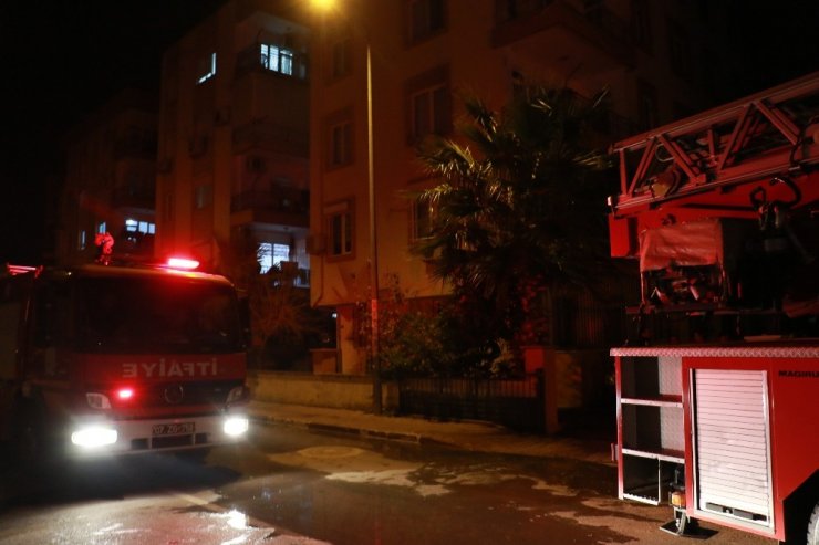 Antalya’da mahalle sakinlerini kokutan yangın