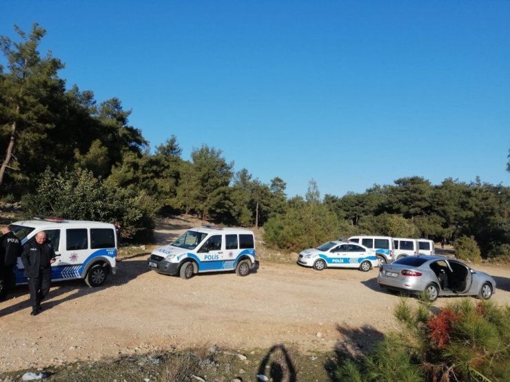 Antalya’da boş arazide erkek cesedi bulundu