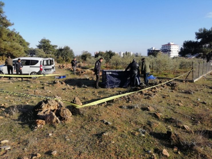 Antalya’da boş arazide erkek cesedi bulundu