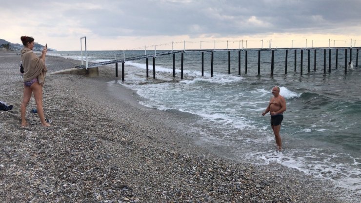 Rus turistler soğuk havaya aldırış etmeden denize girdi
