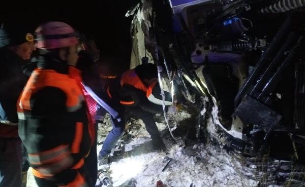 Buzda kayarak devrilen TIR'ın altında kalan sürücü öldü