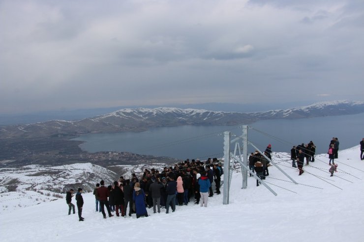 Elazığ’da kayak merkezinde tatilciler festivalle coştu