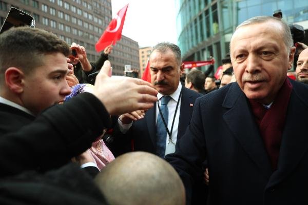 Erdoğan'ı, Berlin’de otelin önünde Türk vatandaşları karşıladı