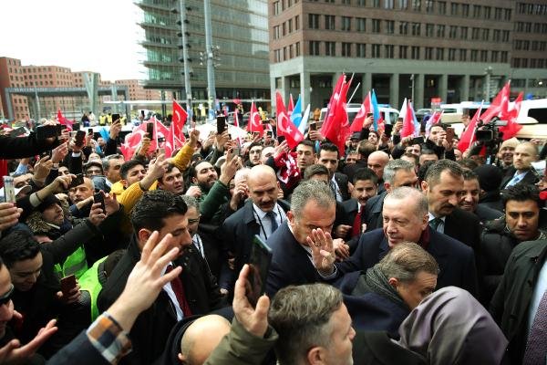 Erdoğan'ı, Berlin’de otelin önünde Türk vatandaşları karşıladı
