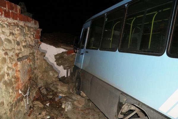 Evin duvarına çarpan yolcu minibüsünün sürücüsü yaralandı
