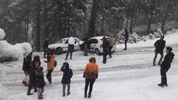 Kar görmeye giden tatilciler, dönüş yolunda karda mahsur kaldı