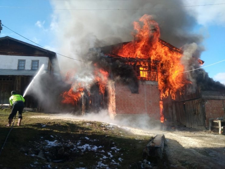 Kastamonu’da iki ev alev alev yandı