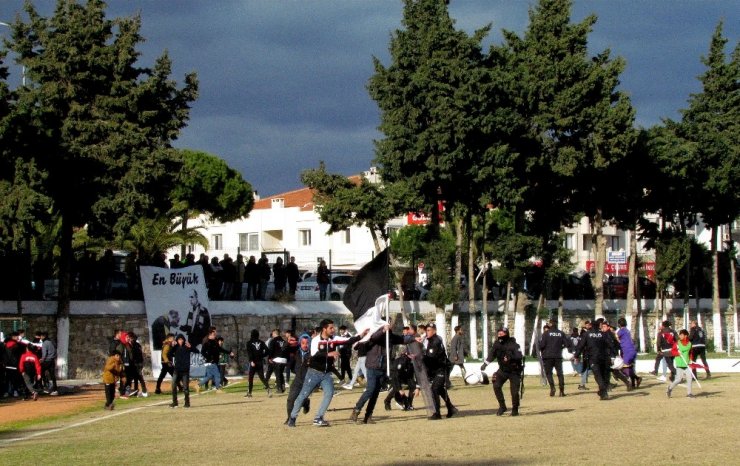 Çeşme Belediyespor-Alaçatıspor derbisi sonrası tribünler karıştı