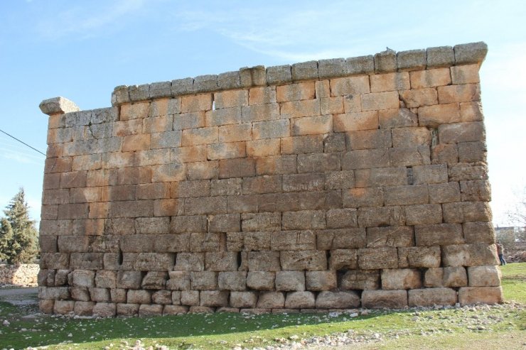 Üç katlı askeri yapı bin 700 yıldır ayakta