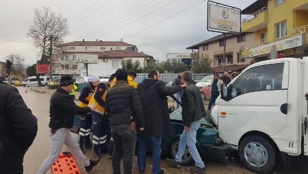 Bursa'da kamyonet ile otomobil kafa kafaya çarpıştı; 2 yaralı