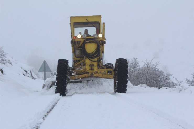 73 köy yolunun kapandığı Elazığ’da ekiplerin kar mesaisi başladı