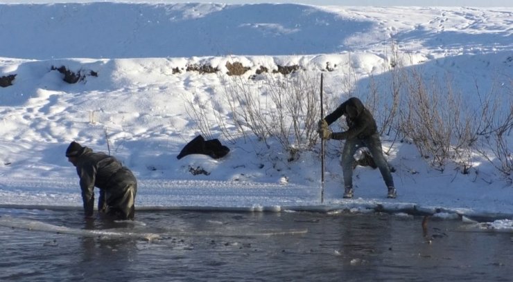 Kars’ta eksi 25 derece soğukta balık avı