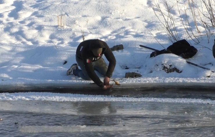 Kars’ta eksi 25 derece soğukta balık avı