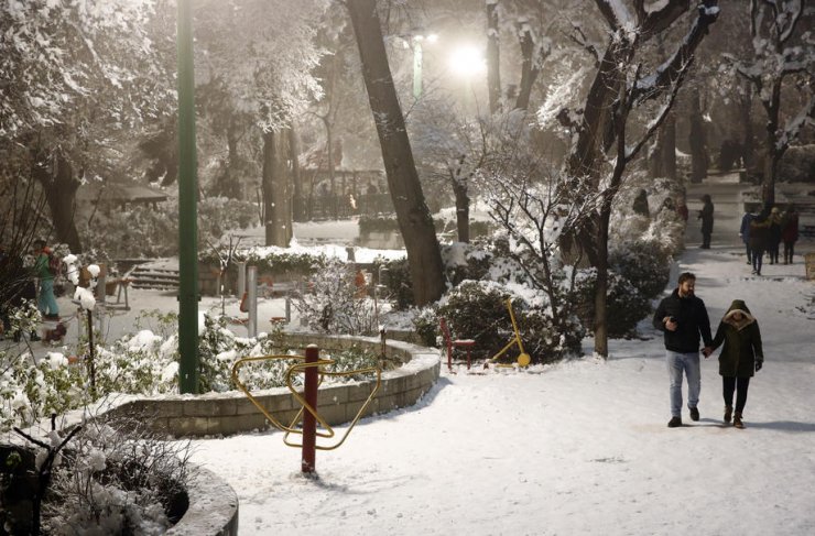 Tahran’da okullara kar tatili