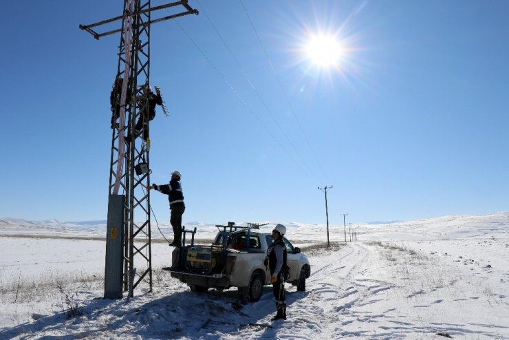’Kar Kaplanları’, köyleri elektriksiz bırakmamak için ölüme meydan okuyor