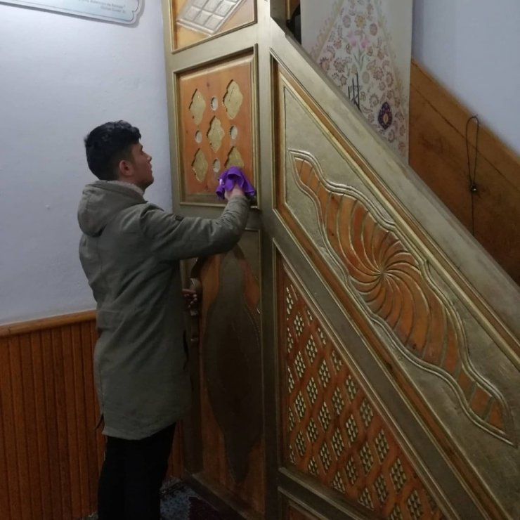 Osmancık’lı gençler ilçedeki camileri temizliyor