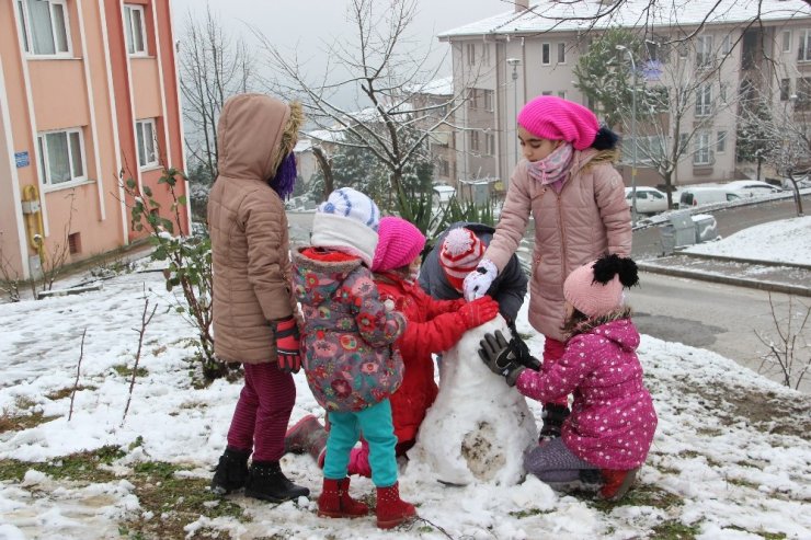 Çocukların uzun süredir beklediği kar yağdı