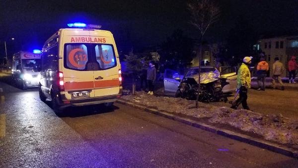 Virajda savrulan otomobil, karşı şeritte minibüsle çarpıştı: 9 yaralı