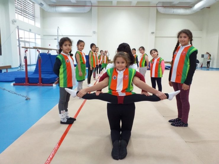 Kepez’ de çocuklara cimnastik eğitimi