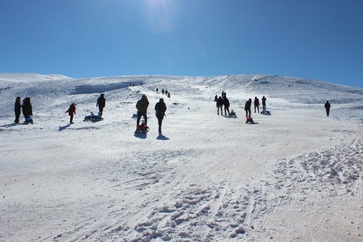 Bakan Ersoy Aladağ Kayak Merkezinde incelemelerde bulundu