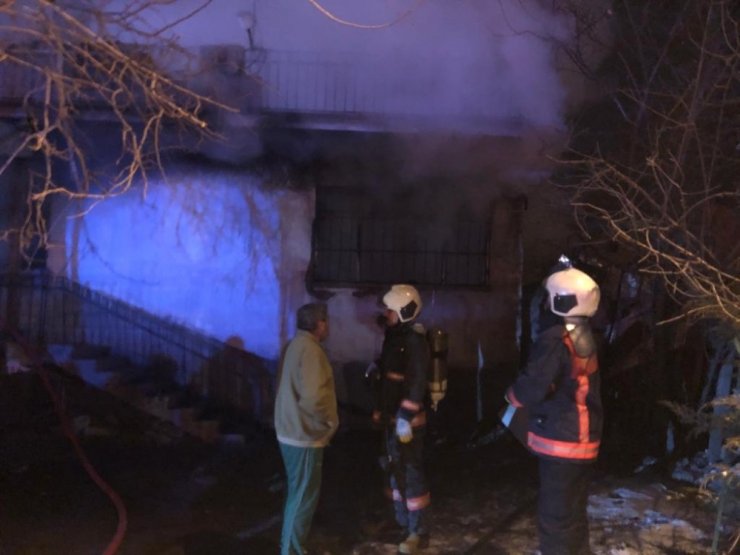Başkent’te 2 katlı evde yangın çıktı: 4 yaralı