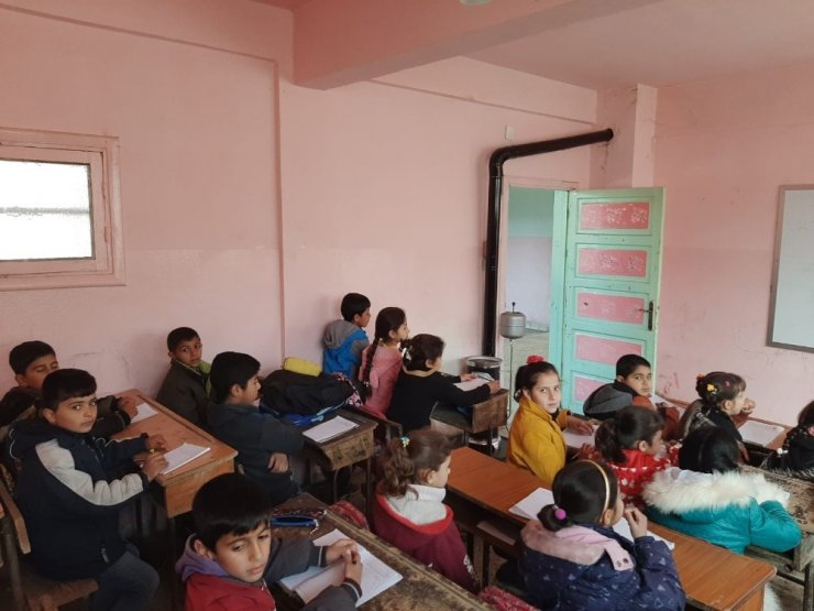 Rasulayn’da ders başı yapan öğrenciler, okullara dağıtılan sobalarla ısındı