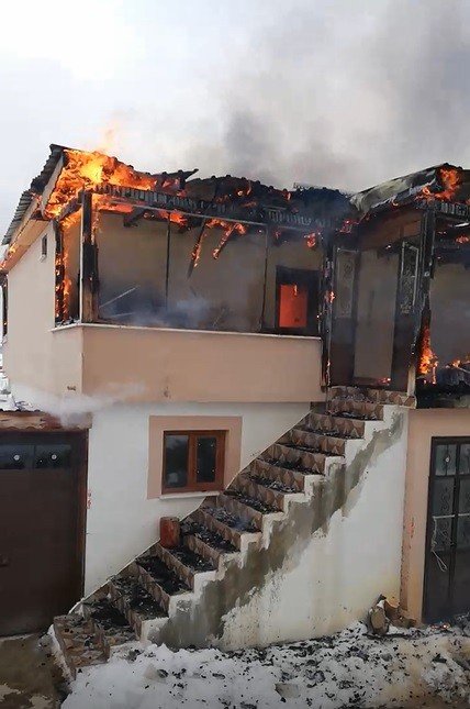 Evde çıkan yangın köyde korkuya neden oldu