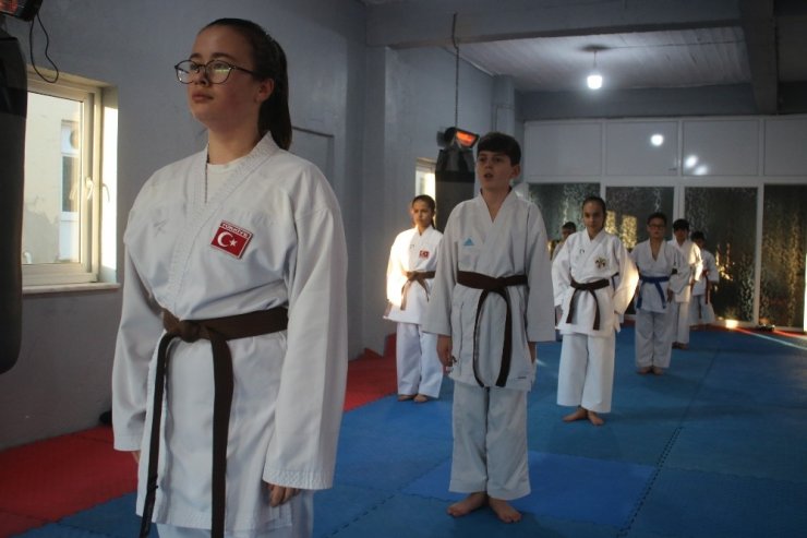 30 karateciden 27’si madalya kazanarak rakiplerine fark attı
