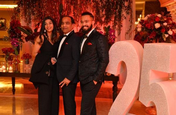 Hintli çiftin milyon dolarlık 25'inci evlilik yıl dönümü kutlaması