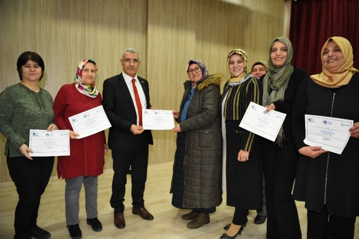 Kadın kursiyerlere sertifikaları törenle verildi