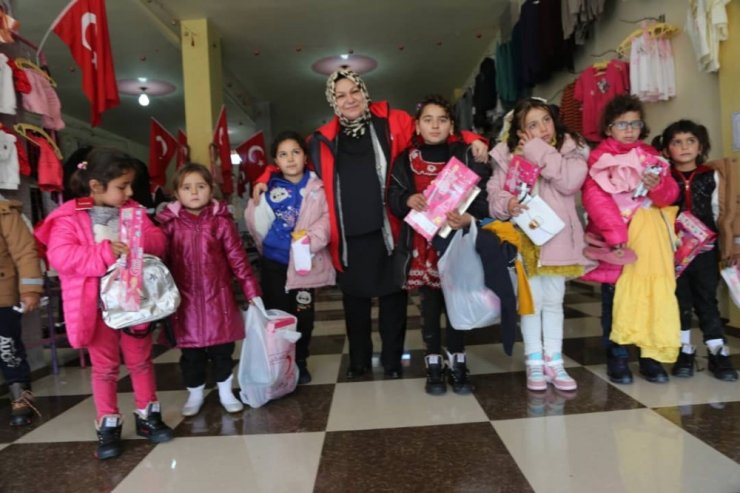 Sancaktepe Belediye Başkanı Şeyma Döğücü, İdlib’de ihtiyaç sahiplerine yardım dağıttı