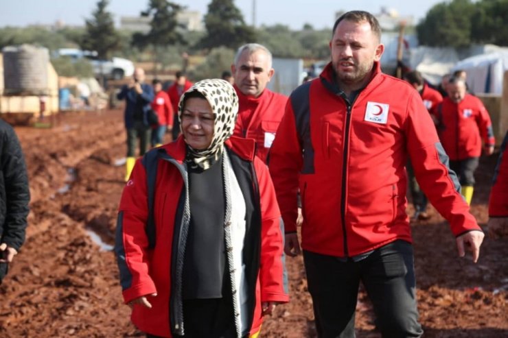 Sancaktepe Belediye Başkanı Şeyma Döğücü, İdlib’de ihtiyaç sahiplerine yardım dağıttı