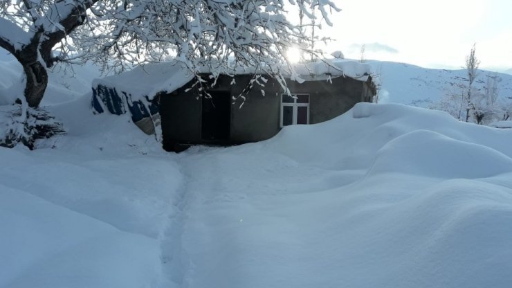 Tek katlı evler kar altında kaldı
