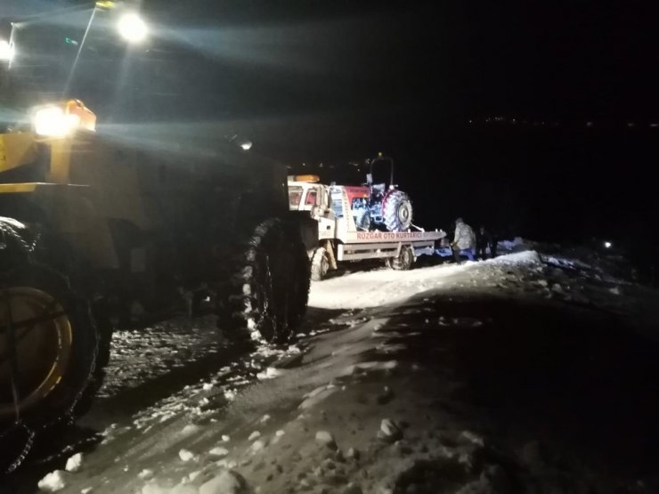 Sivas’ta traktörün devrilmesiyle mahsur kalan 3 kişi kurtarıldı